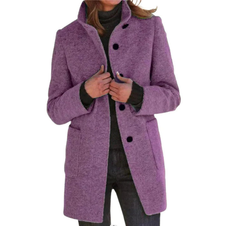 Cappotto donna caldo, invernale e accogliente, con distintivo motivo monocromatico. Ideale per giornate fredde.