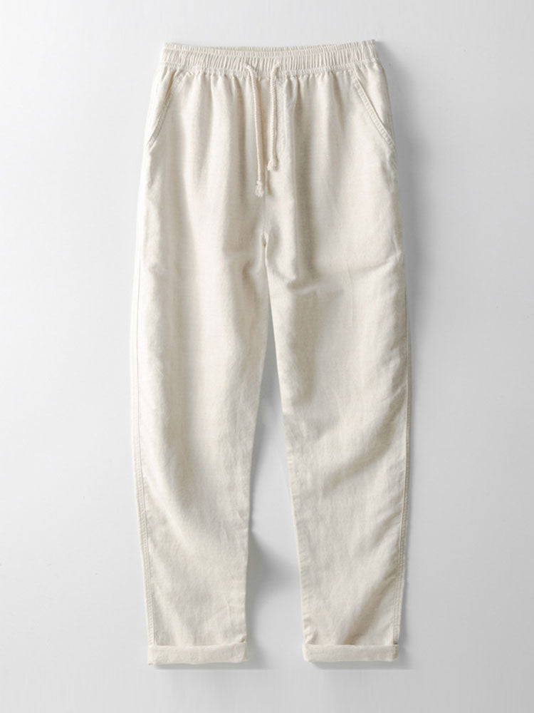 Completo uomo in lino beige, look fresco e naturale, outfit estivo comodo e alla moda.