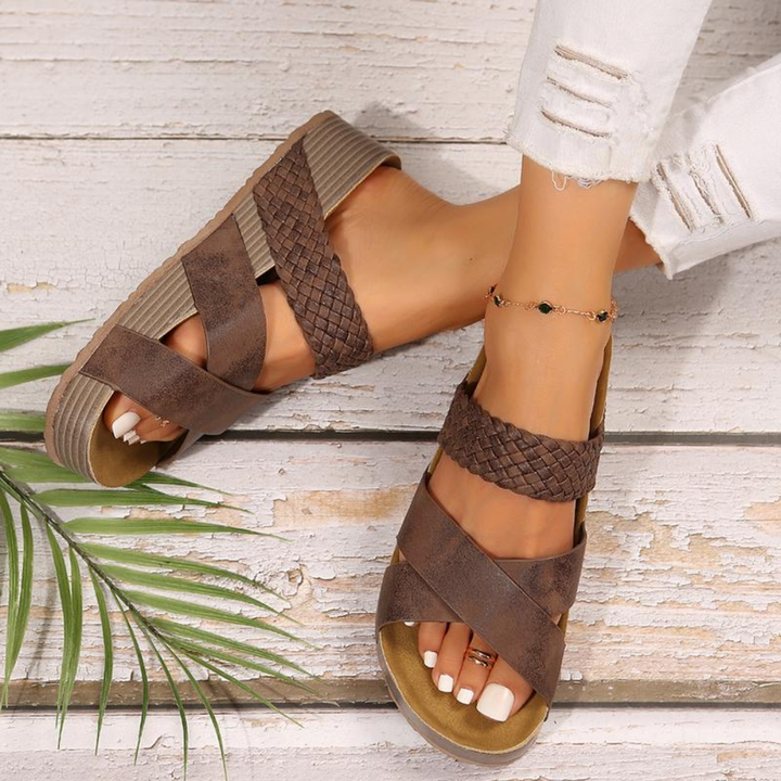 Moda femminile: sandali eleganti intrecciati da donna, versatili per ogni occasione estiva.