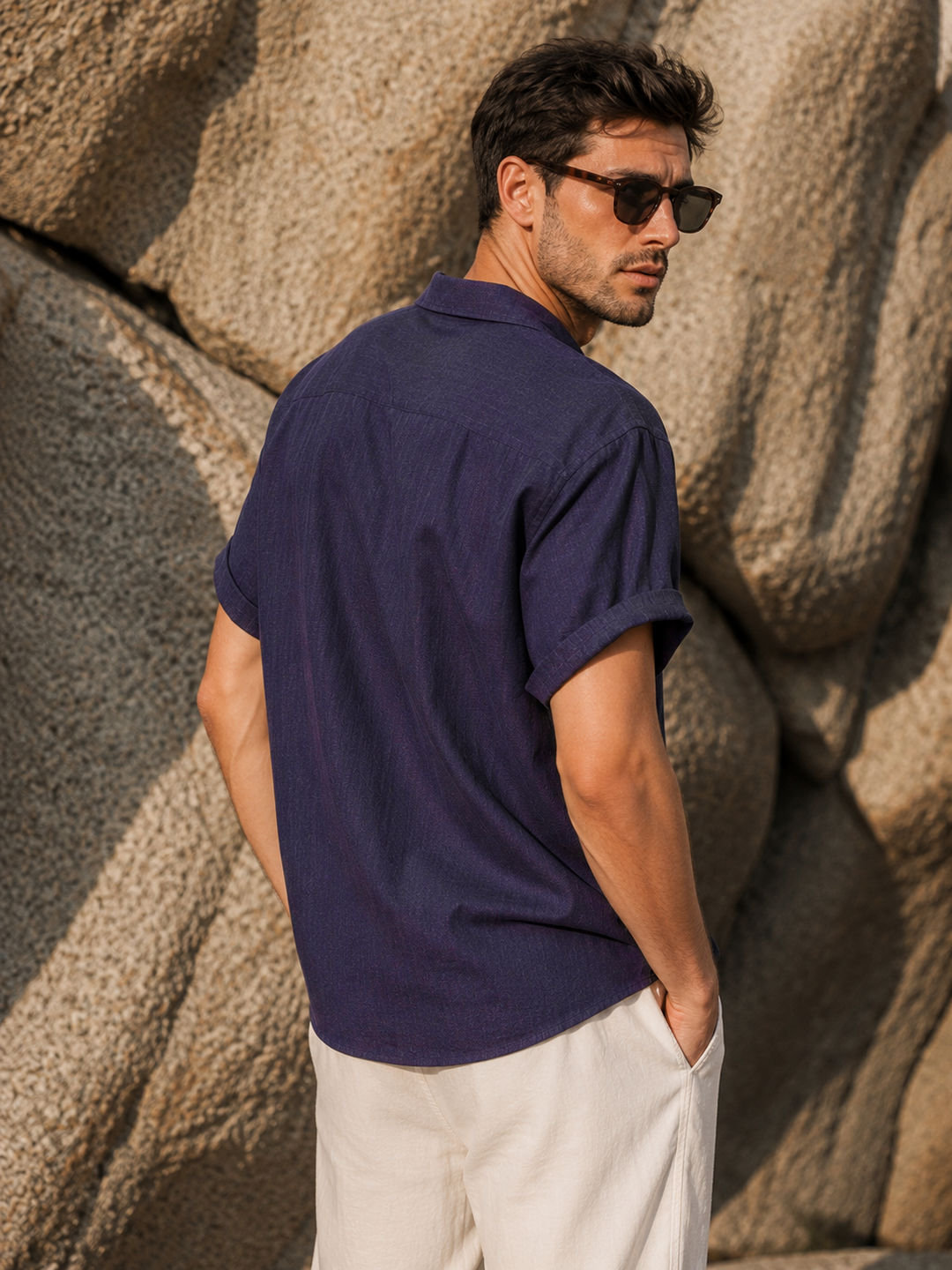 Camicia uomo estiva viola profondo, taglio moderno. Versatile per look casual ed eleganti. Abbigliamento moda.