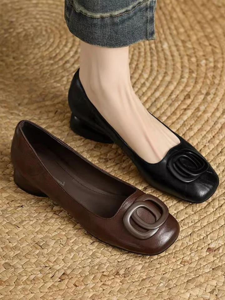 Ballerine femminili con punta quadrata, scarpe basse confortevoli e chic per outfit casual ed eleganti.