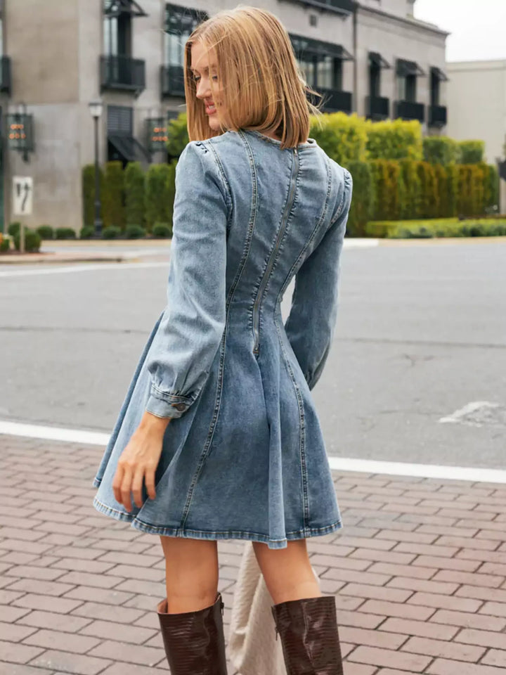 Elegante mini abito donna a trapezio con maniche lunghe, per un comfort e stile raffinato.