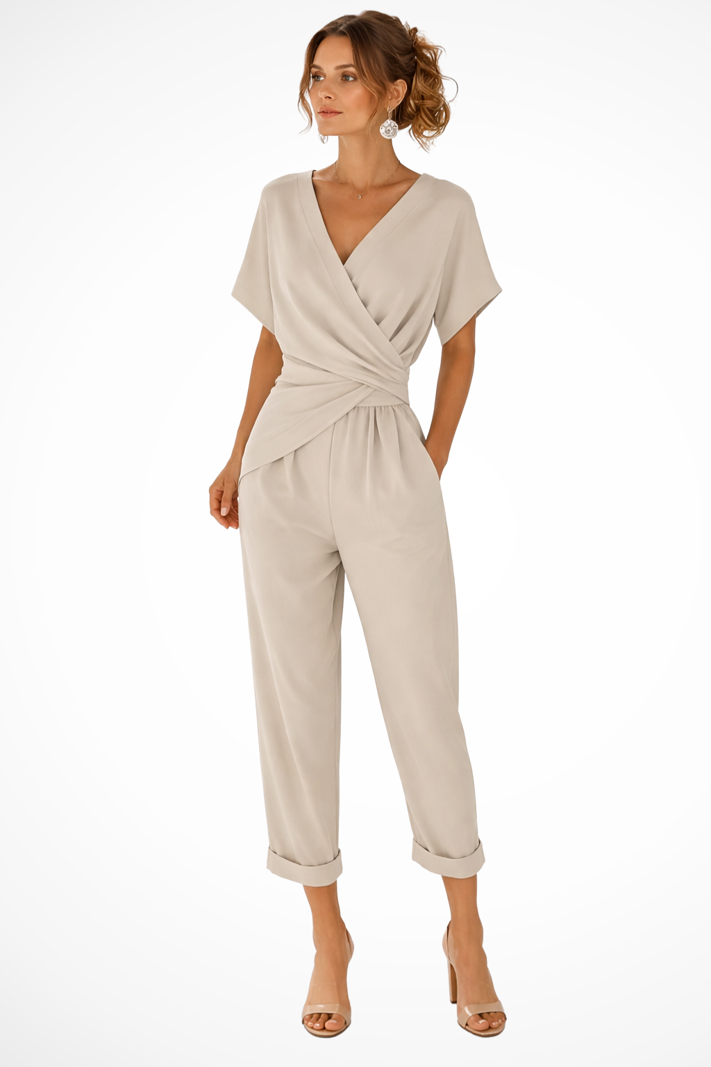 Moda donna: tuta corta estiva con scollo a V, maniche corte e pratiche tasche. Perfetta per un look casual chic.
