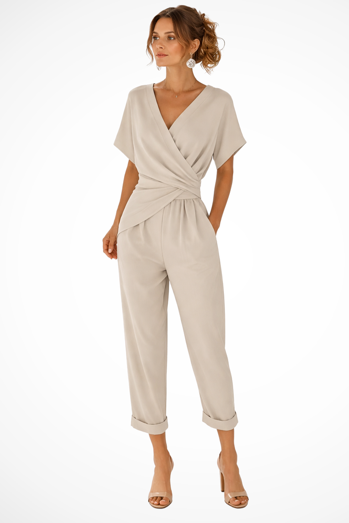 Moda donna: tuta corta estiva con scollo a V, maniche corte e pratiche tasche. Perfetta per un look casual chic.