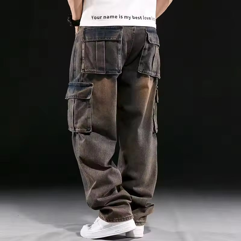 Jeans uomo cargo larghi, un must-have per abbigliamento maschile casual. Tasche utility e vestibilità comoda, stile streetwear.