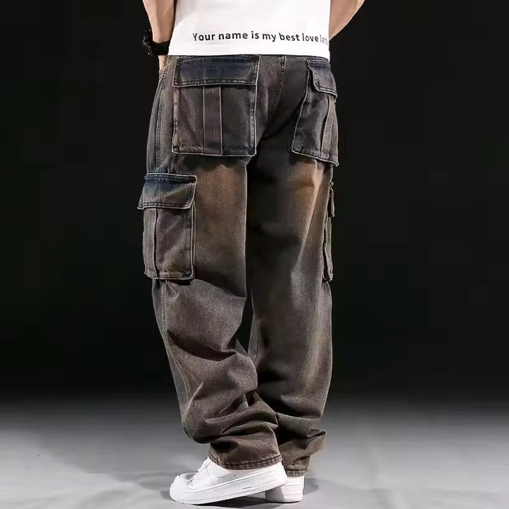 Jeans uomo cargo larghi, un must-have per abbigliamento maschile casual. Tasche utility e vestibilità comoda, stile streetwear.