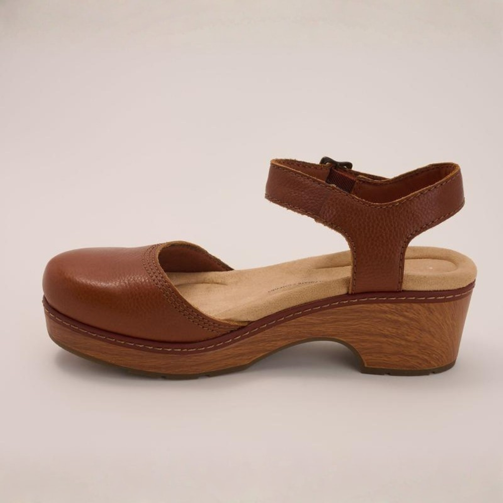 Scarpe zoccoli donna Nora con plateau alto, design moderno per elevare il tuo stile casual.