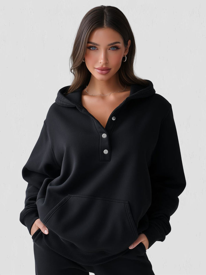 Morbida felpa donna oversize con cappuccio e pratici bottoni a pressione, stile casual e confortevole per l'inverno.