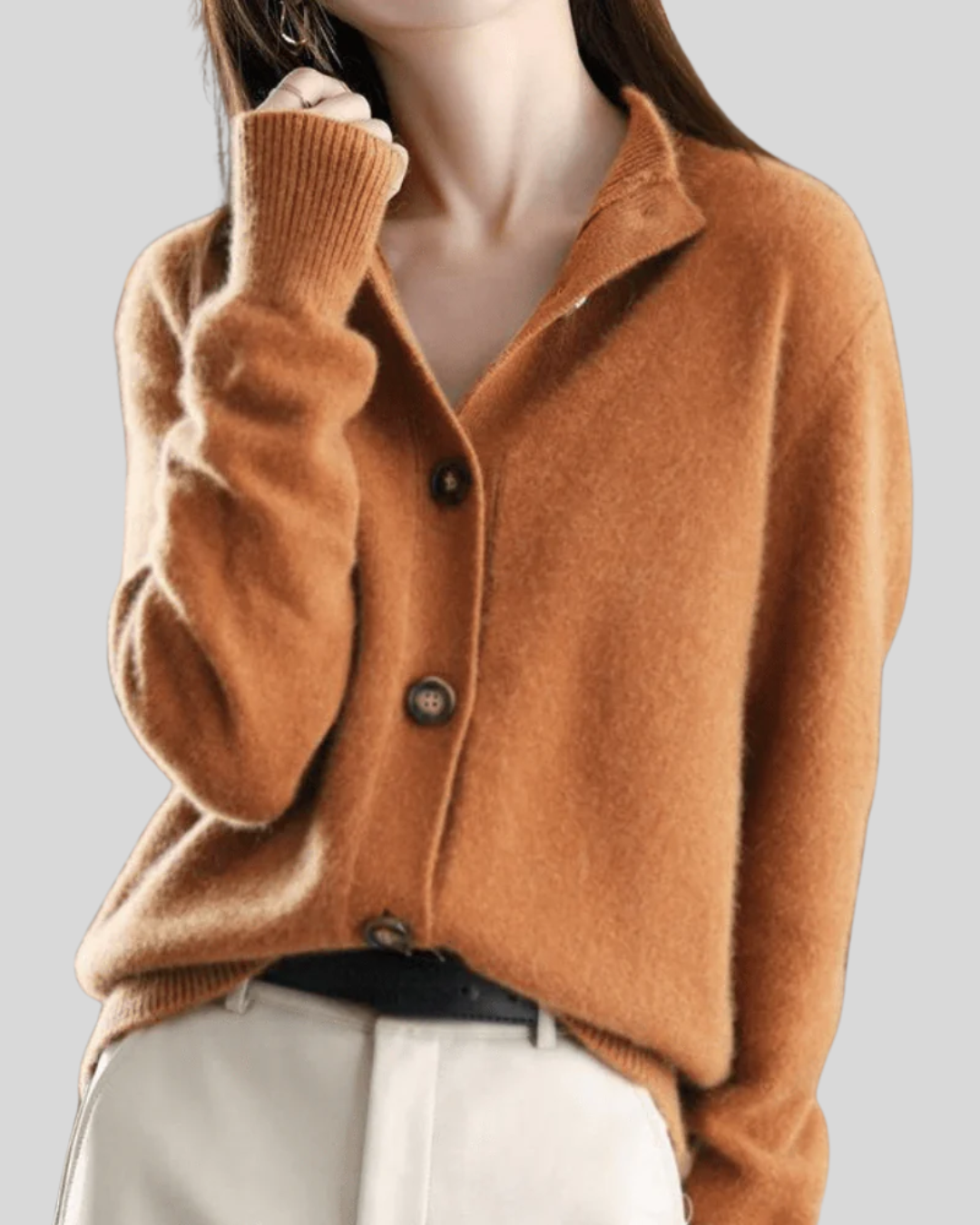 Cardigan donna elegante in maglia soffice, scollo V e bottoni, per un tocco di raffinatezza femminile.