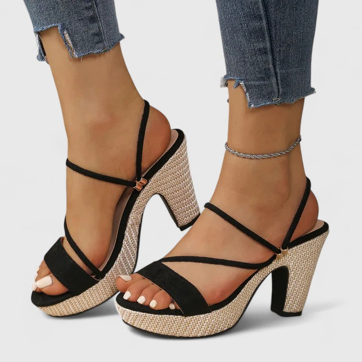 Décolleté moda donna con tacco sottile, nere, stile raffinato per un tocco chic e contemporaneo.