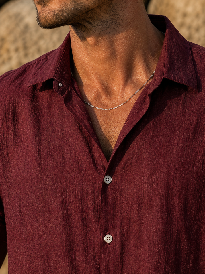 Uomo con camicia estiva elegante rosso borgogna, perfetta per un look casual chic serale o vacanza.