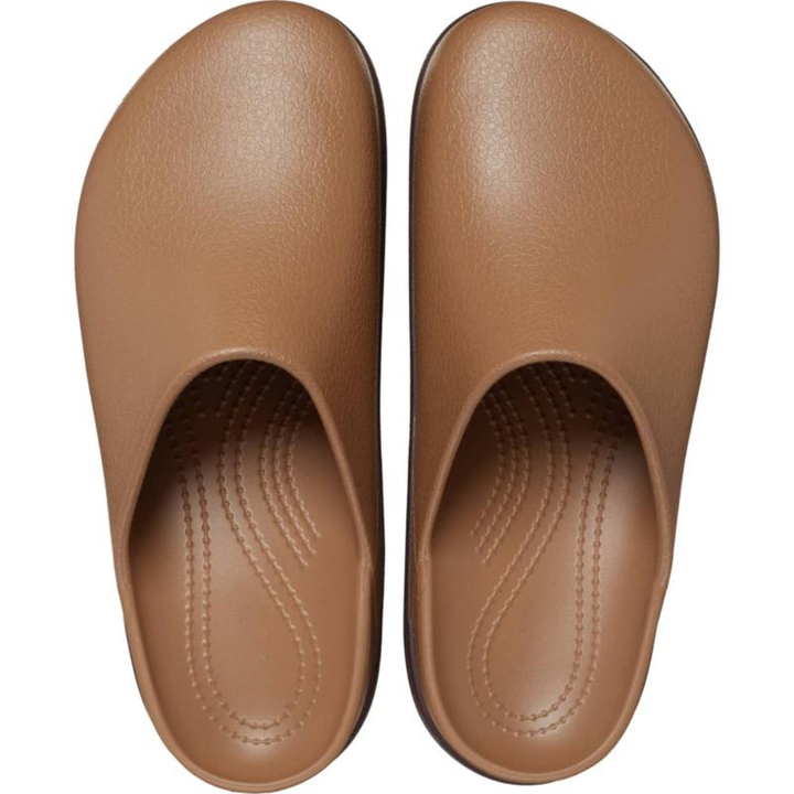 Zoccoli donna versatili con plateau, perfetti per outfit casual e giornate all'aperto. Calzature estive.