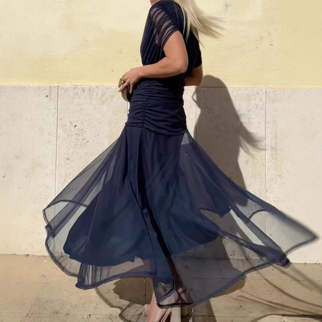 Abito elegante donna nero con maniche trasparenti e scollo a V, perfetto per serate speciali e cocktail.