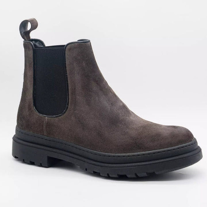 Eleganti stivaletti Chelsea da uomo grigi, con rialzo discreto, perfetti per outfit casual o formali invernali.