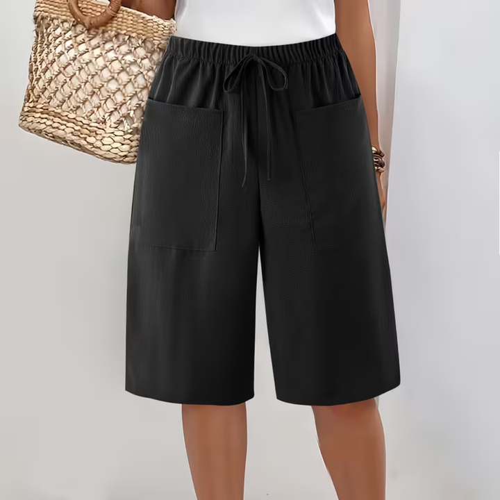 Vita elastica con cordino regolabile sui pantaloni bermuda donna, garantendo comfort e vestibilità personalizzata.