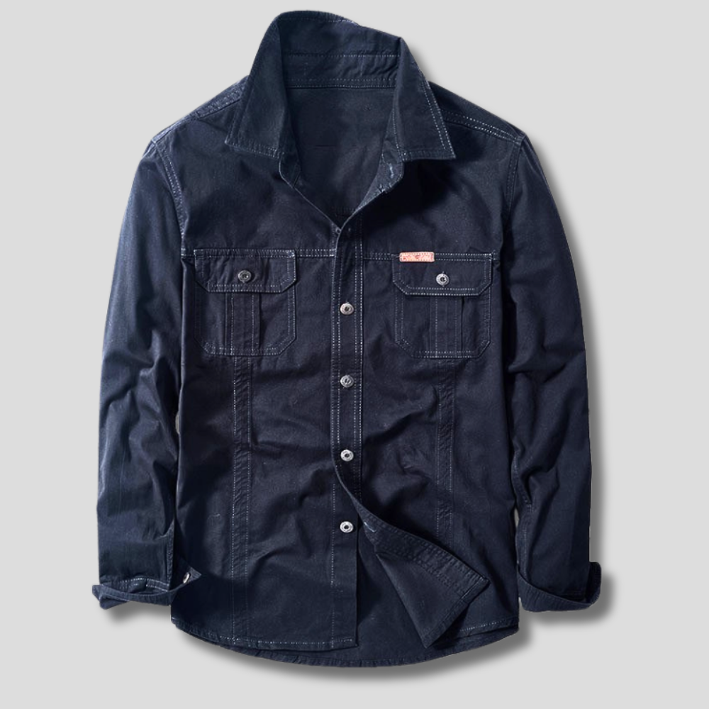 Moda uomo: camicia cargo a maniche lunghe con doppie tasche sul petto e polsini regolabili, stile casual.