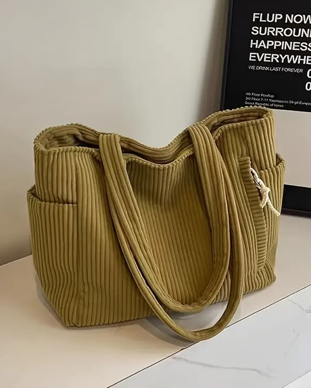 Borsa a spalla in velluto a coste per donna, accessorio quotidiano, combina praticità e raffinatezza.