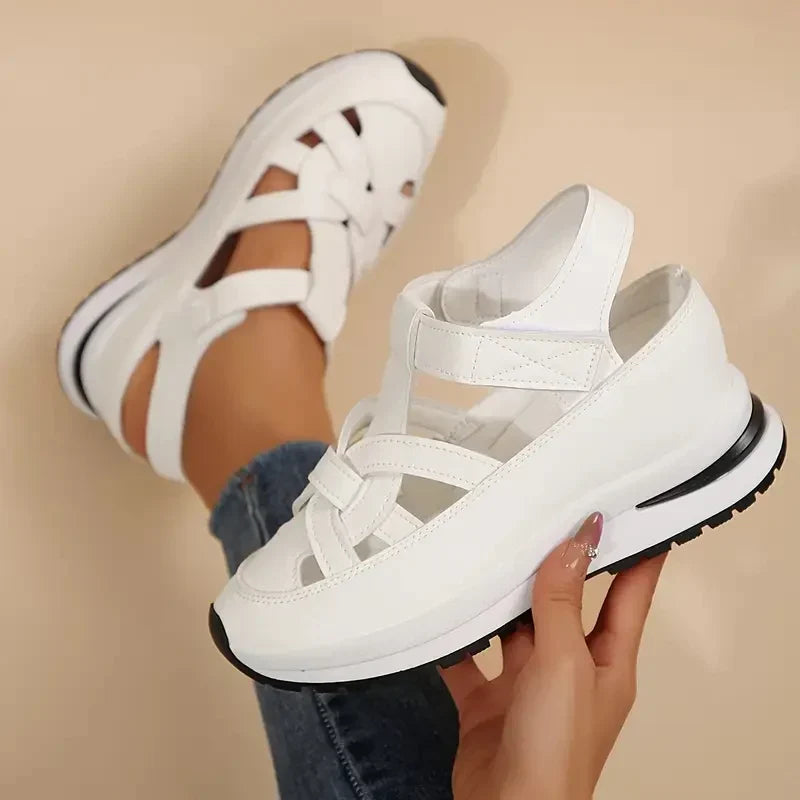 Sandali neri da donna con platform e punta chiusa, perfetti per comfort elegante quotidiano e stile estivo.