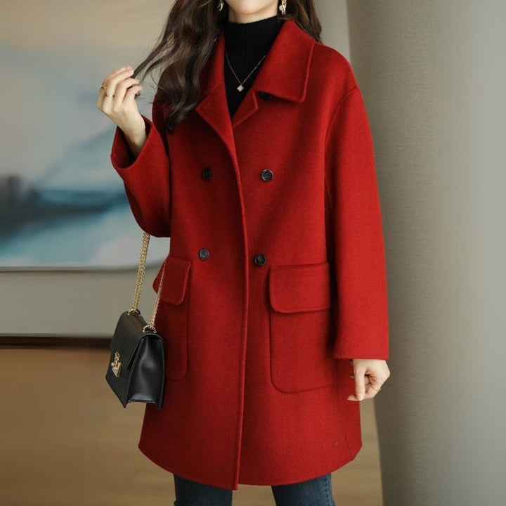 Cappotto donna stile classico, doppiopetto elegante, per un abbigliamento femminile chic e caldo.