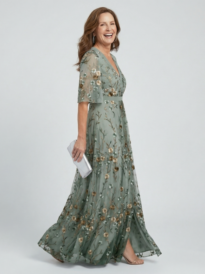 Dettaglio scollo incrociato su abito lungo floreale donna verde salvia. Vestito elegante estivo per cerimonia.