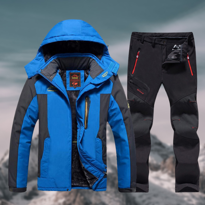 Uomo indossa completo invernale da sci e trekking in montagna. Tuta da neve calda e impermeabile per sport invernali.