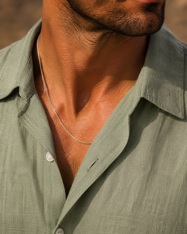 Camicia estiva da uomo in tonalità verde salvia, fresca e traspirante, perfetta per la stagione calda.