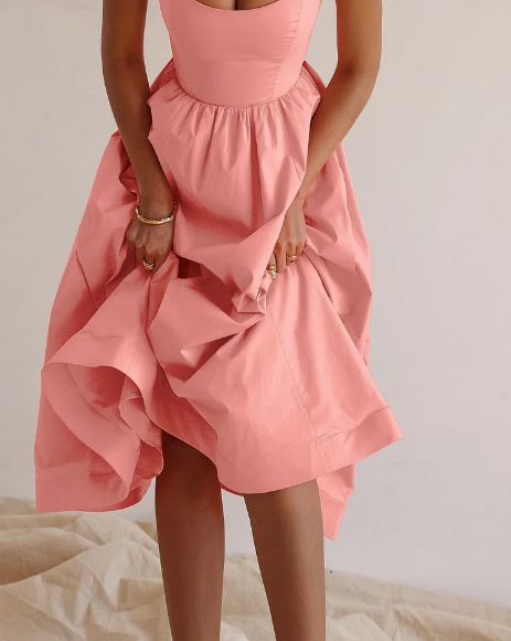 Elegante abito midi svasato da donna senza maniche, ideale per serate speciali e eventi estivi.