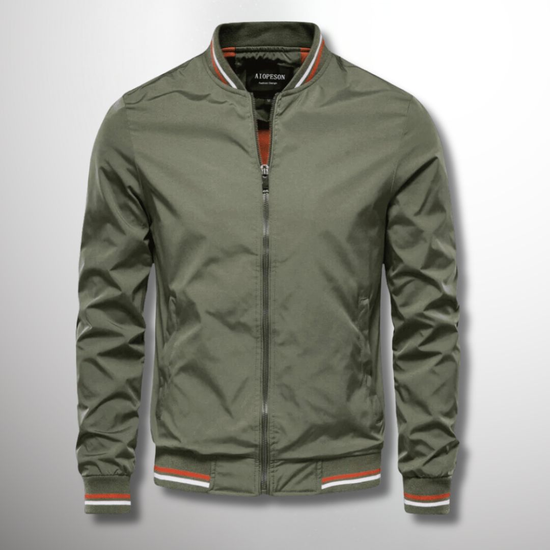 Giacca outdoor uomo leggera e impermeabile. Protezione antivento per attività all'aperto in autunno.