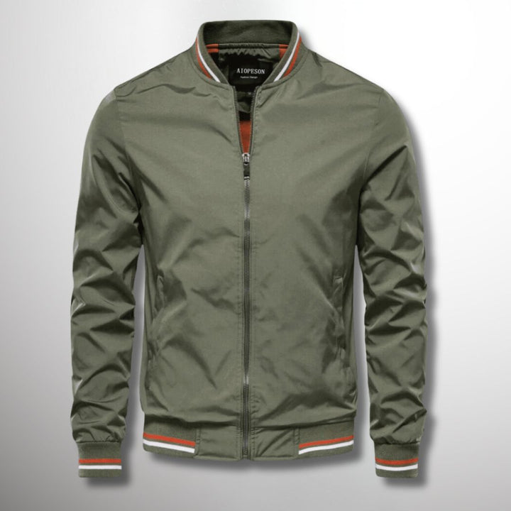 Giacca outdoor uomo leggera e impermeabile. Protezione antivento per attività all'aperto in autunno.