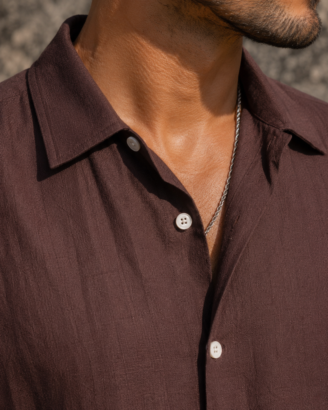 Camicia uomo estiva marrone moka, versatile e confortevole per ogni occasione elegante o casual.