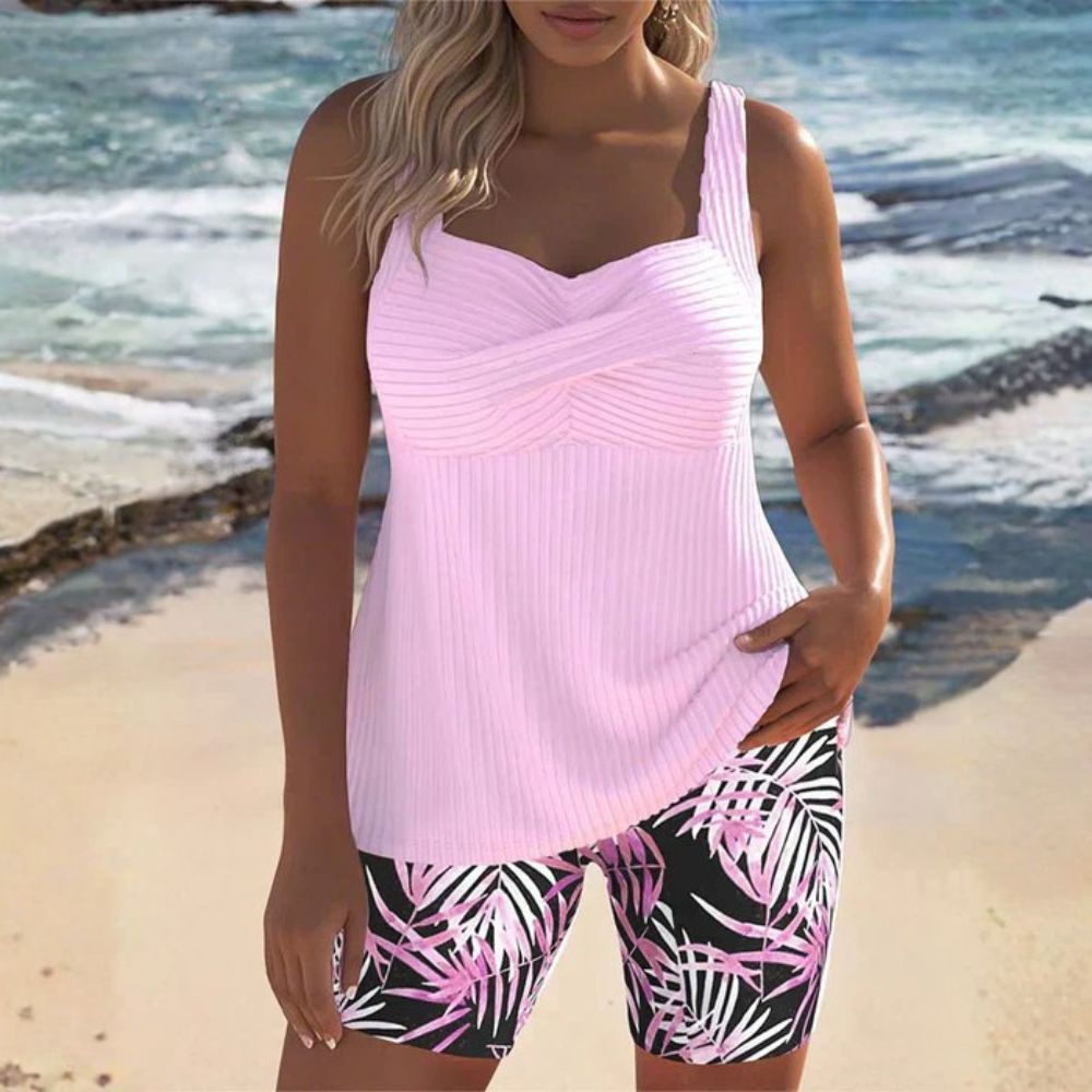 Shorts donna a fantasia tropicale vivace, abbinati al tankini modellante a costine. Costume per mare.