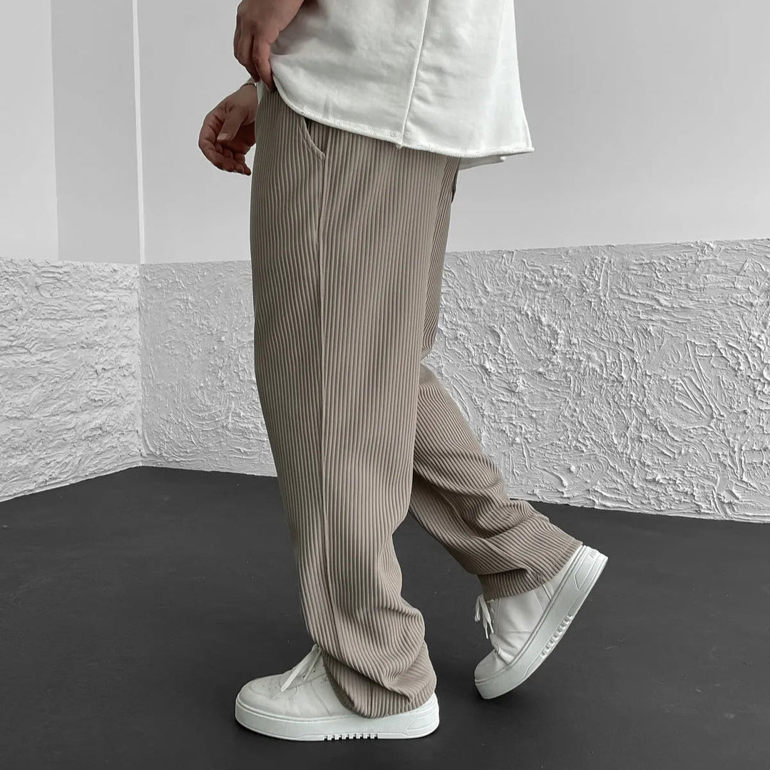 Nuova collezione pantaloni uomo comodi, stile streetwear. Vita regolabile per un comfort ottimale e look casual.