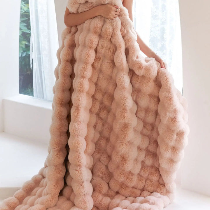 Coperta divano morbida e calda in lambswool, ideale per serate accoglienti, dona comfort e arredo alla casa.