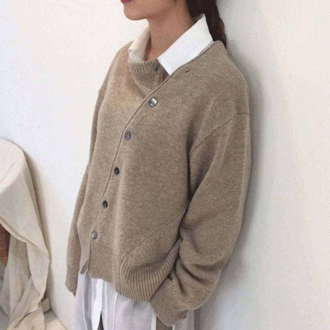 Maglione donna elegante incrociato con bottoni asimmetrici. Perfetto per un look casual chic quotidiano.