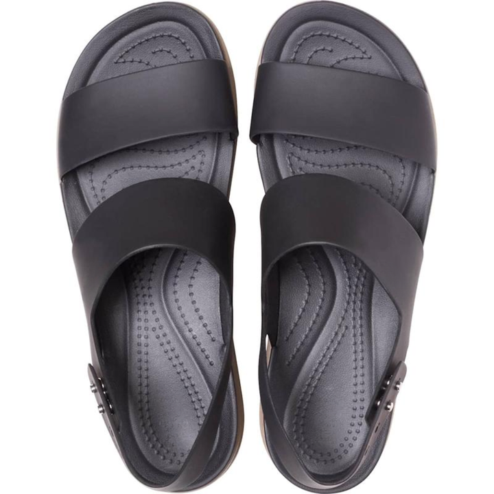 Sandali bianchi da donna con plateau, ideali per l'estate. Scarpe aperte comode ed eleganti.