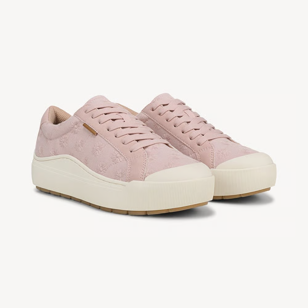 Sneakers donna bianche con ricami floreali blu e rosa, un tocco di moda per il comfort quotidiano.