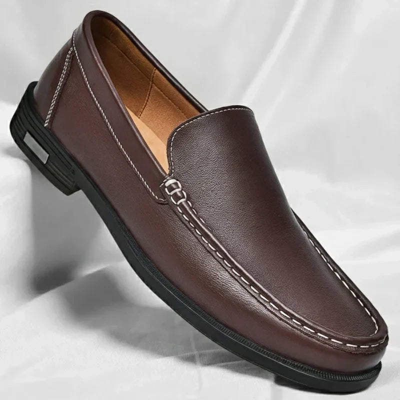 Mocassini uomo di lusso in vera pelle italiana, con cuciture distintive e design classico per un comfort superiore.