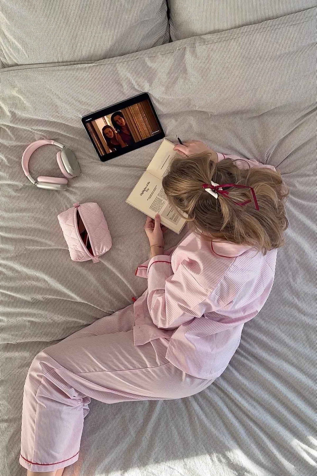 Primo piano del morbido pigiama da donna a due pezzi con stampa cuori, perfetto per il comfort notturno.