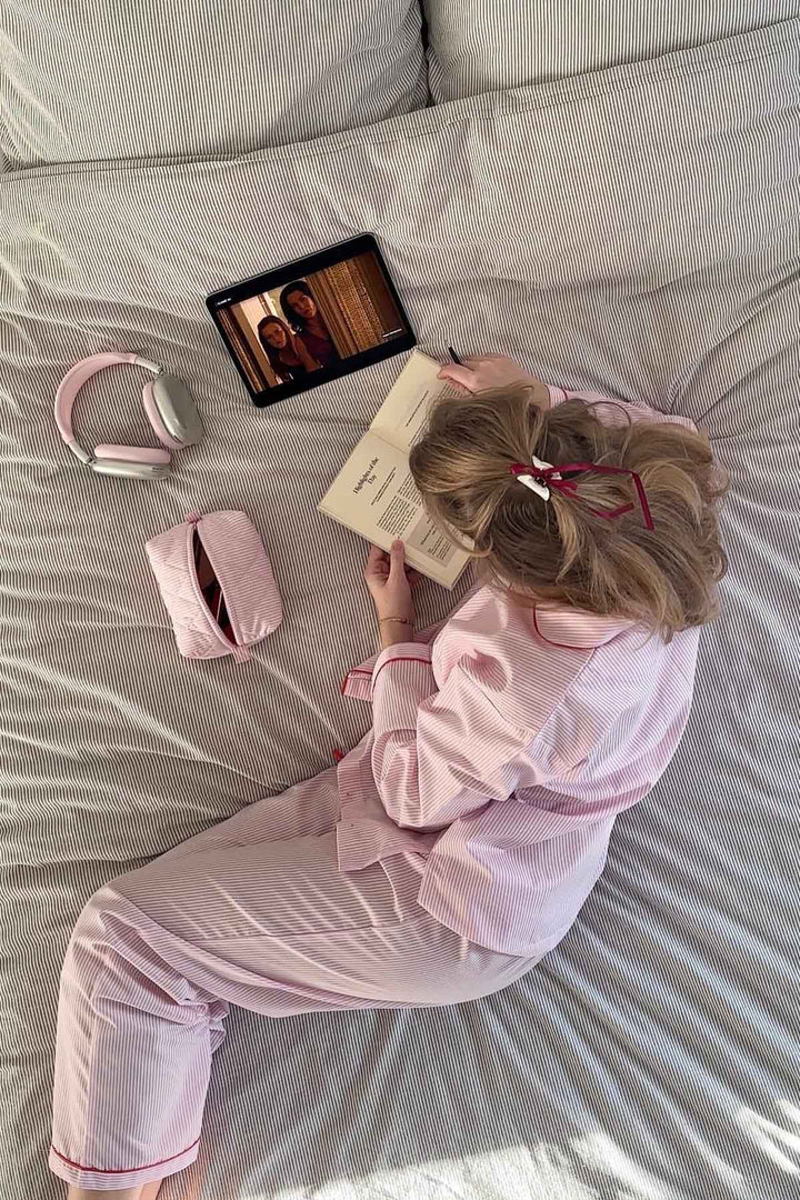 Primo piano del morbido pigiama da donna a due pezzi con stampa cuori, perfetto per il comfort notturno.
