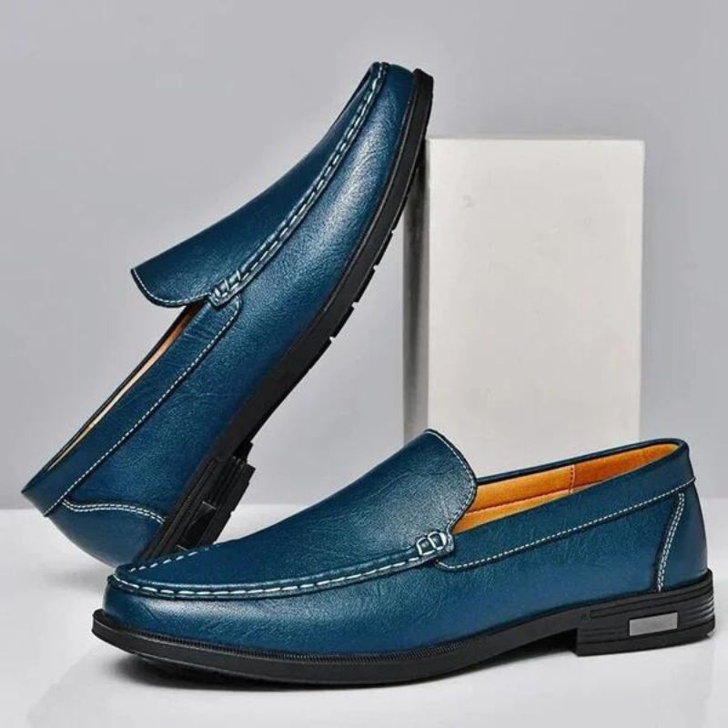 Calzature mocassino uomo in pregiata vera pelle, rifinite con cuciture artigianali a contrasto per un tocco chic.