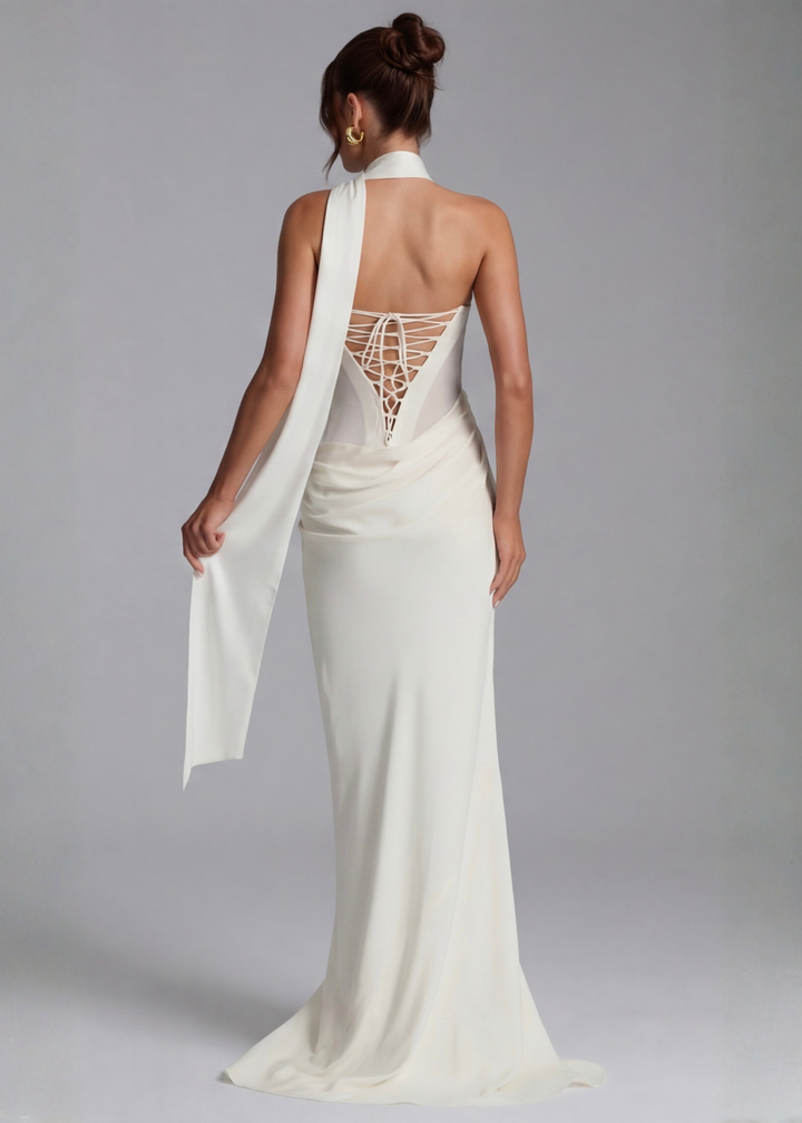 Primo piano del tessuto drappeggiato di un abito da sera donna. Maxi vestito elegante e lungo, per un tocco di classe.