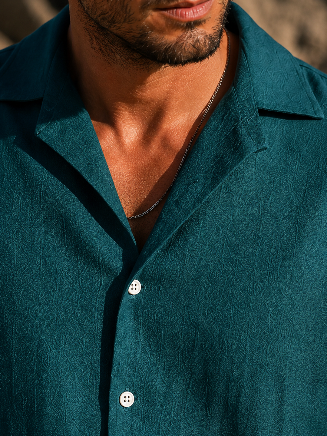 Camicia casual da uomo verde petrolio, maniche corte, tessuto leggero per estate, stile versatile e moderno.