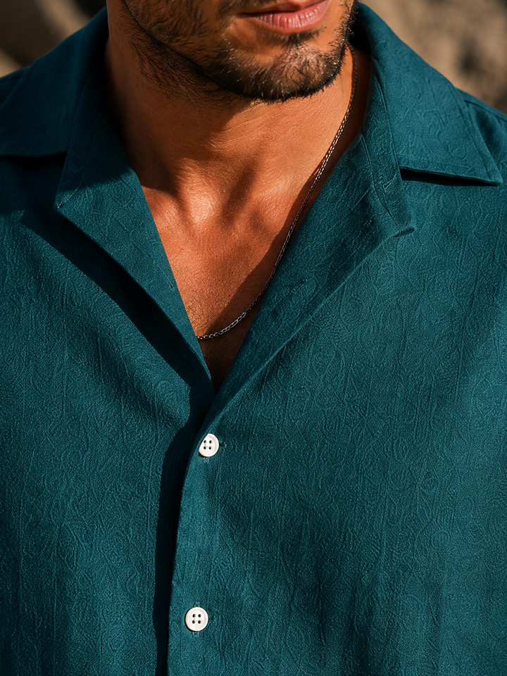 Camicia casual da uomo verde petrolio, maniche corte, tessuto leggero per estate, stile versatile e moderno.