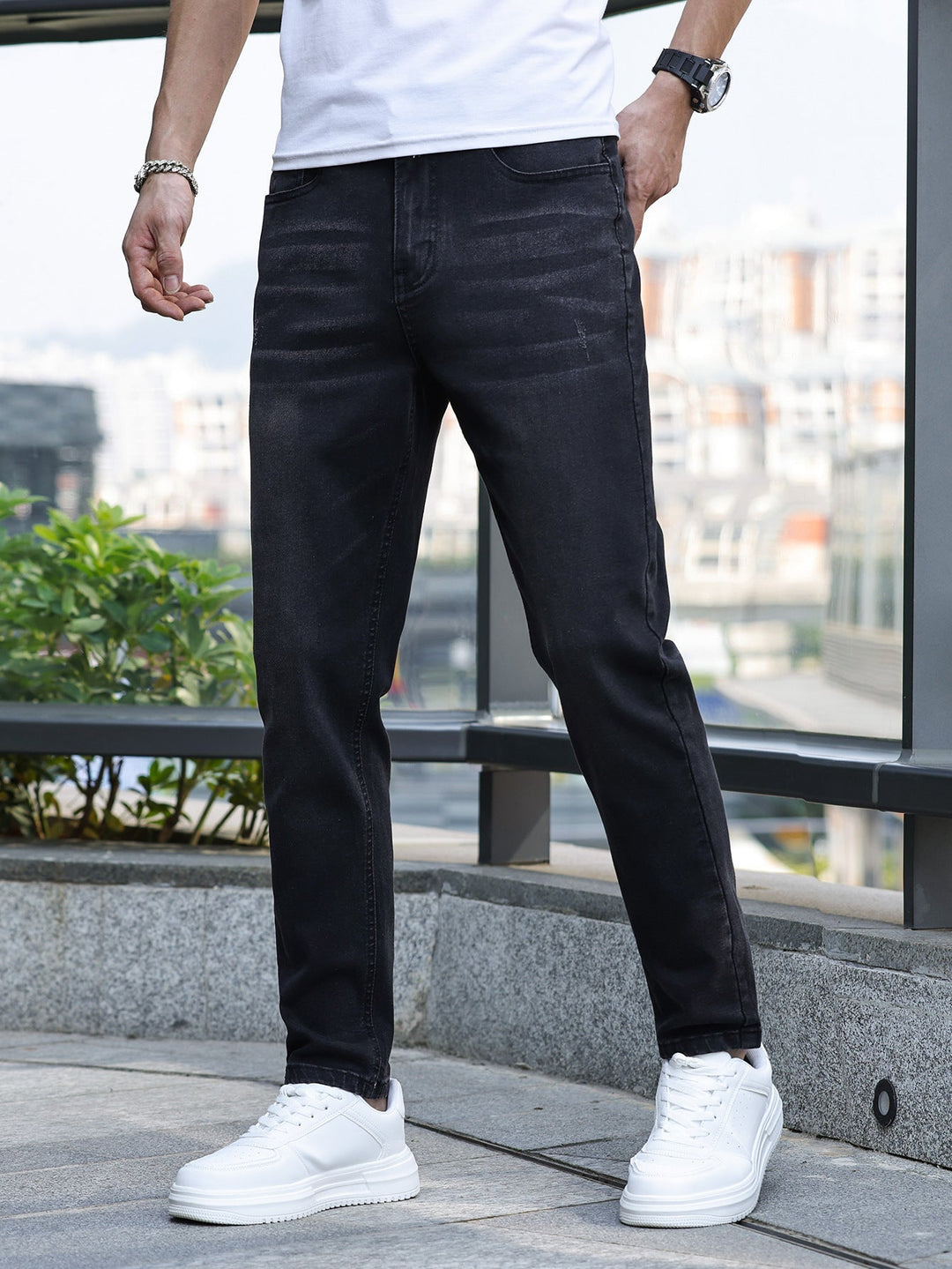 Jeans uomo elasticizzati per un comfort superiore e libertà di movimento. Stile moderno e resistente per la moda maschile.