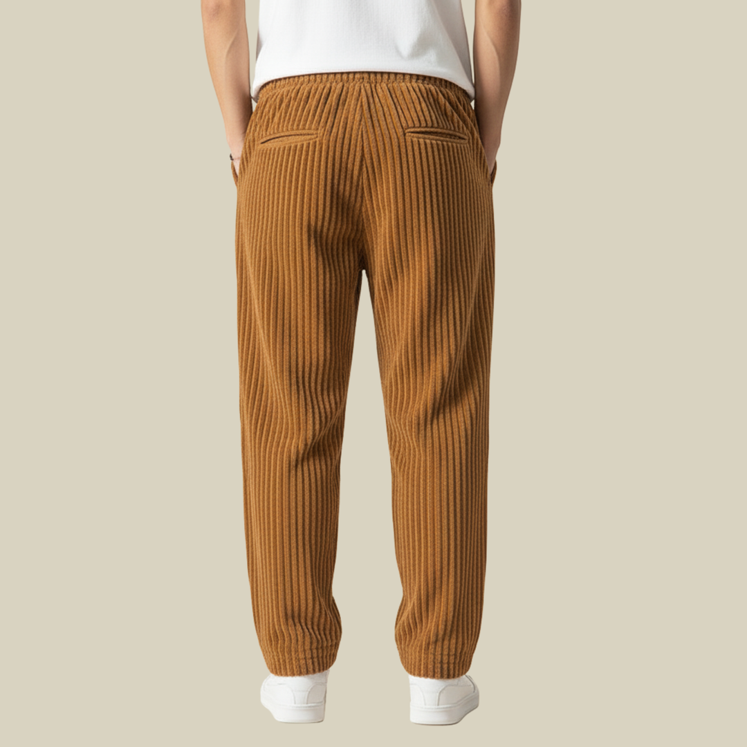 Pantaloni uomo in velluto a coste, vestibilità rilassata, vita elastica e tasche per comodità massima.