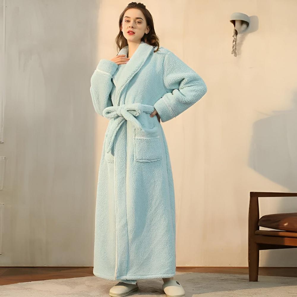 Caldo accappatoio unisex in sherpa, lungo e accogliente. Perfetto come vestaglia per il relax domestico.