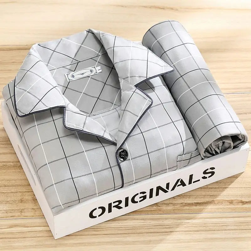 Pigiama lungo uomo a righe, perfetto per relax e loungewear elegante con maniche lunghe.