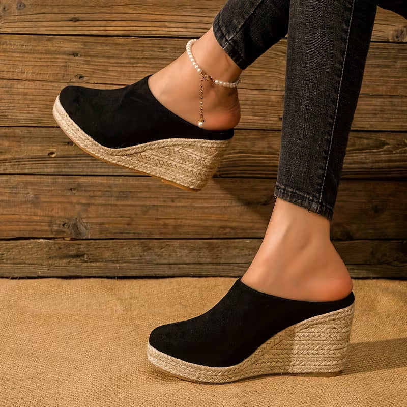 Sandali donna beige con zeppa, perfetti per look estivi eleganti o casual. Moda comoda e versatile.