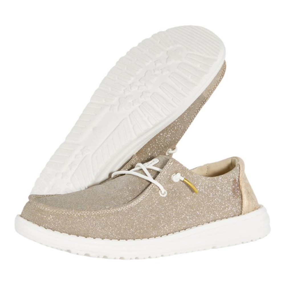 Scarpe slip-on argentate scintillanti da donna, ideali per un outfit casual elegante e luminoso.