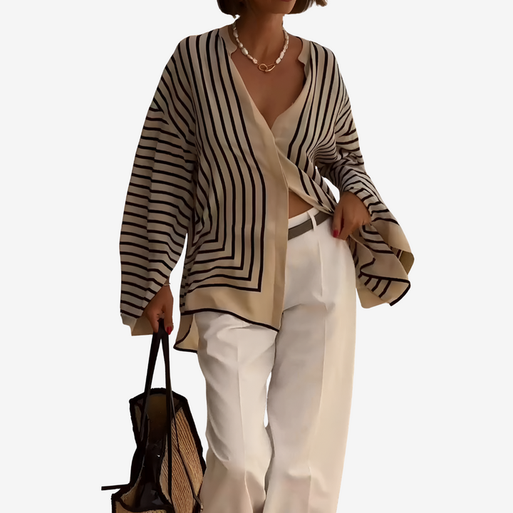 Camicia donna oversize avorio a righe, scollo a V e maniche lunghe, per un'eleganza casual e confortevole.